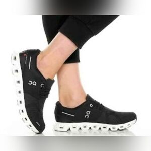 Size 9.5 - Women's ON CLOUD 5 Black/White